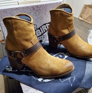 Freebird by Steven Spirit Tan Suede booties!